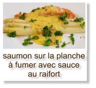 saumon sur la planche à fumer avec sauce au raifort