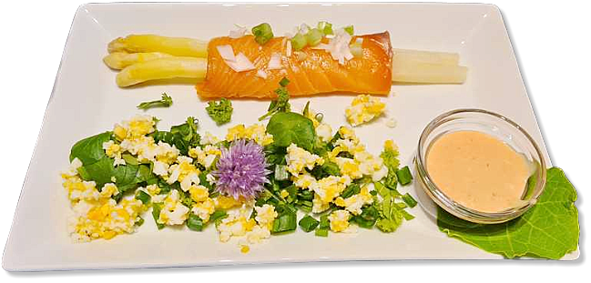 asperges froides au saumon fumé et aux herbes du jardin