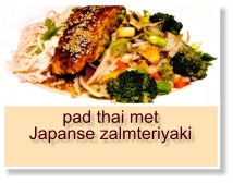 pad thai met Japanse zalmteriyaki