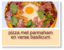 pizza met parmaham en verse basilicum