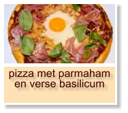 pizza met parmaham en verse basilicum