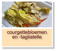 courgettebloemen en -tagliatelle