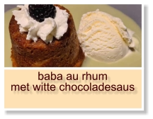 baba au rhum met witte chocoladesaus