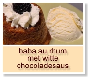 baba au rhum met witte chocoladesaus