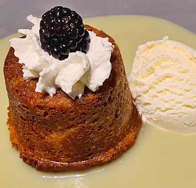 baba au rhum met witte chocoladesaus