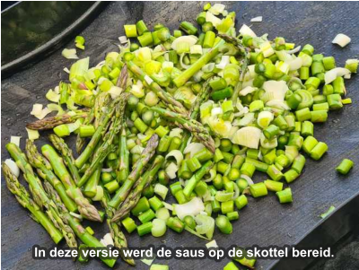 In deze versie werd de saus op de skottel bereid.